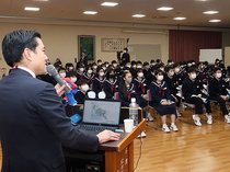 未来描く万博、楽しみ　南砺・福野中で修学旅行控え事前授業、出展企業が見どころ紹介