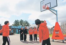 グラウジーズ、魚津市にバスケゴール寄贈　設置祝いミラージュランドで式典