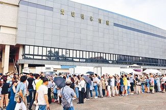 入り口前に花道　番記者通信