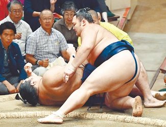 朝乃山、土俵際で逆転の投げ　