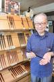 　八角削りの箸を手にする大黒屋の竹田勝彦さん＝東京都墨田区