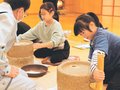 先人の努力・知恵学ぶ　富山・五福小児童、石臼やダイヤル式電話体験