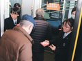 市内電車でチョコ配布　富山地鉄、富山北部高生が協力