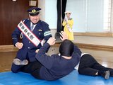 「監獄固め」を披露するマサ北宮さん