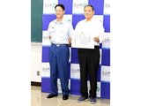 松岡消防長（左）から感謝状を受け取った岡部さん＝立山町消防本部