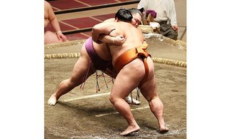 朝乃山 御嶽海を破り１０勝目　秋場所１３日目