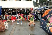 雨が降る中、演舞を披露する荒屋東部と法土寺の担い手たち
