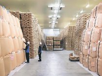 投機に対抗、備蓄米放出　農水省、茶わん３２億杯分消え重い腰上げる