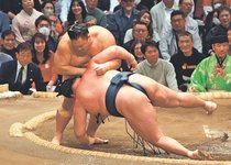 朝乃山、耐えて５勝目　大相撲春場所９日目