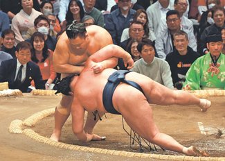 朝乃山、耐えて５勝目　大相撲春場所９日目
