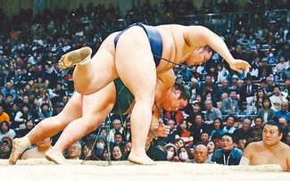 土俵際返しの投げ　五分の星へあと１勝