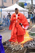 けがれ払い息災願う　射水・金胎寺で参拝者ら火渡り
