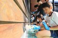 木の学びや大切に 魚津市星の杜小4年生47人、外壁の「保護塗装」挑戦<br /><br />