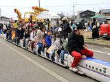 ミニ新幹線の乗車を楽しむ子どもら＝高岡市下黒田