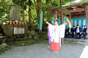神楽を奉納する巫女