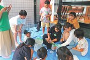 手作りの装置を使ってろ過に挑戦する「こども公園部長」ら