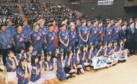 大勢のサポーターが見守る中、新体制発表会に臨んだ富山の選手たち＝県民会館