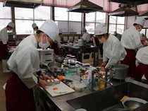 日本料理の腕を競う　高岡龍谷高調理科