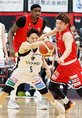 富山-横浜 日本代表の河村を激しくマークする上田(右)