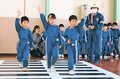 横断歩道 手を上げて　高岡第一学園第五幼稚園、卒園前に教室