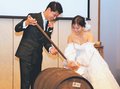 夫婦愛“熟成”を蒸留所で誓う　若鶴酒造（砺波）で岩上さん・山口さん（高岡）挙式