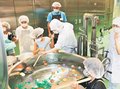 カレー調理、楽しく体験　黒部市学校給食センター