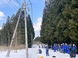 断線した電線の復旧訓練を行う参加者