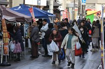 冬空の下にぎわい　福野で「歳の大市」