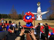 万博記念公園にミャクミャク像