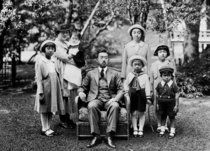 疎開児童に皇太子重ね　香淳皇后実録公開、２男５女出産 死別も経験