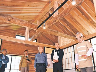 地元スギで被災家屋再建へ　氷見のプロジェクト、「板倉構法」用いた建物で見学会