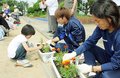 カタ－レ選手と花植え　富山・新保校区住民