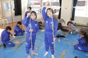 作った縄を見せる児童たち