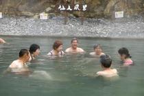 河原に湯煙「仙人風呂」、和歌山