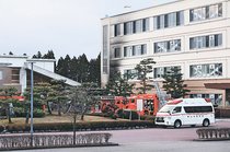 渡り廊下や校舎外壁焼く　富山高等支援学校