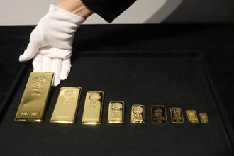 金価格高騰で売る高齢者に買いたい若者、投資ブームで小型地金の製造追いつかず