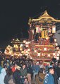 提灯を付けて夜の通りを練る曳山＝南砺市城端