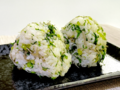 素朴な味が広がる　カブ葉とじゃこの味噌よごしおにぎり【休日のレシピ(123)】