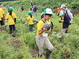 五箇山ぼべらの収穫を楽しむ子どもたち＝南砺市小原