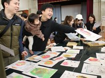 思い出の品「懐かしい」　射水旧浅井小・幼稚園同窓生、タイムカプセル２５年後に開封<br />手紙や写真・寄せ書き