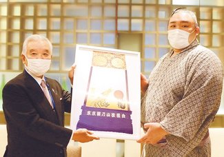 横綱昇進 願い込め　東京後援会が化粧まわし贈呈　朝乃山「素晴らしい」