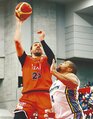 富山ーSR渋谷 第3Q、シュートを狙うブバ(左)