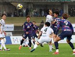 富山－いわき　後半、中央へのクロスを頭で合わせゴールを狙う富山の武（右から２人目）