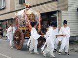 町内を巡るみこし＝富山市山王町