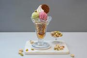 札幌のパフェ佐藤が監修し、サンマルクカフェで提供される「ピスタチオとカシスの塩キャラメルパフェ」(提供写真)