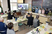 コメ作りの活動を報告する児童＝立山町釜ケ渕小学校
