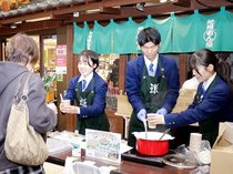 美味 ちゃんこ鍋の素　富山商高生開発、総曲輪で試食販売 