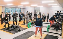 新施設の完成祝う　富山高、筋トレ最新機器充実
