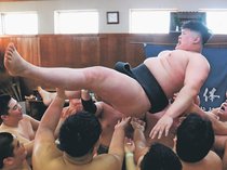 水島、高校最後の稽古　高岡向陵高で追い出し相撲