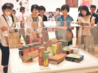２９日閉幕、ファン続々　県美術館「石岡瑛子Ｉデザイン」、解説で熱意に触れる